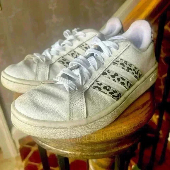 Ladies Adidas Tennis shoe animal print stripe 5.1/2. Very good condition. - Picture 2 of 9